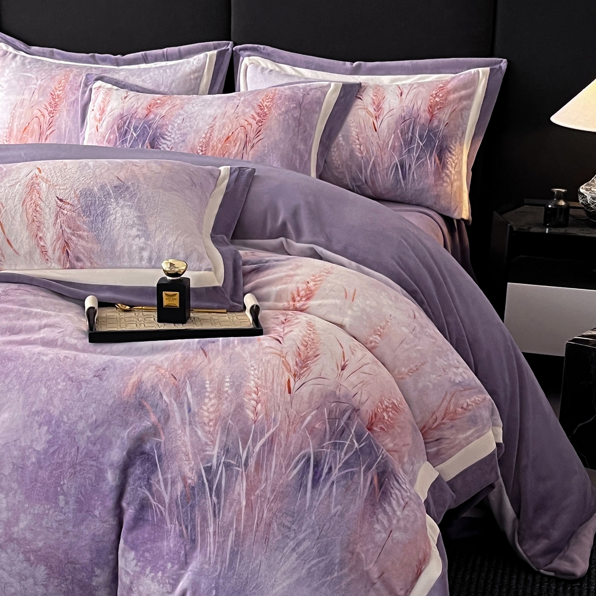 91家纺网 家纺一手货源 找家纺 （总）吾秀家居 2025新款重工艺双拼角工艺数码牛奶绒四件套 - 芳华