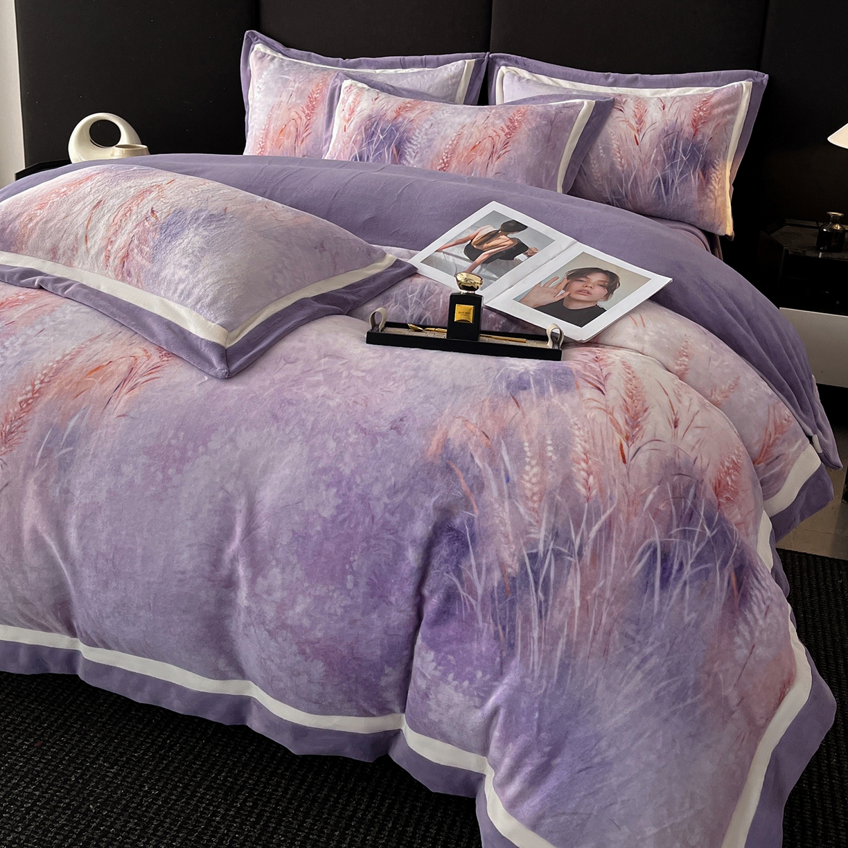 91家纺网 家纺一手货源 找家纺 （总）吾秀家居 2025新款重工艺双拼角工艺数码牛奶绒四件套 - 芳华