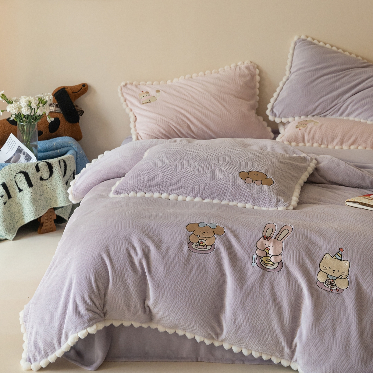 91家纺网 家纺一手货源 找家纺 圆岛家纺 2025新款针织肌理纹雕花立体牛奶绒刺绣四件套 甜品物语