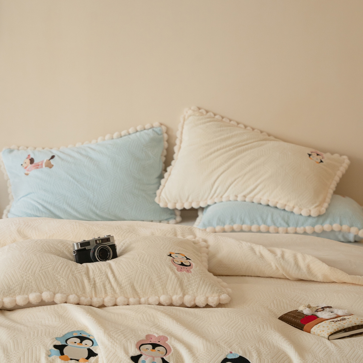 91家纺网 家纺一手货源 找家纺 圆岛家纺 2025新款针织肌理纹雕花立体牛奶绒刺绣四件套 雪地企鹅