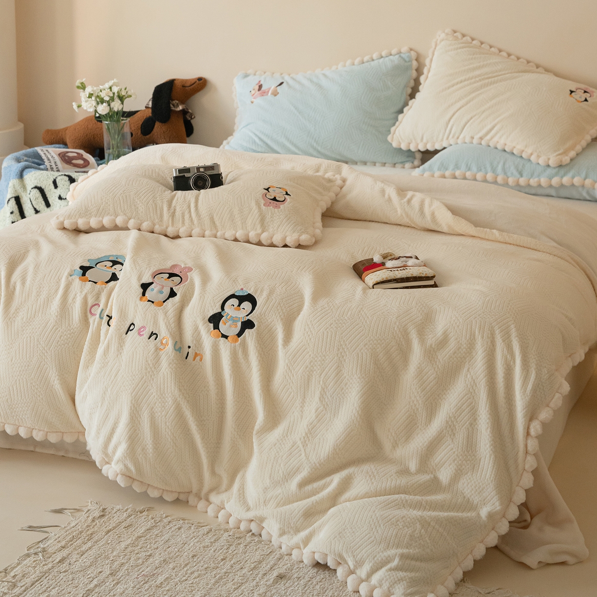 91家纺网 家纺一手货源 找家纺 圆岛家纺 2025新款针织肌理纹雕花立体牛奶绒刺绣四件套 雪地企鹅