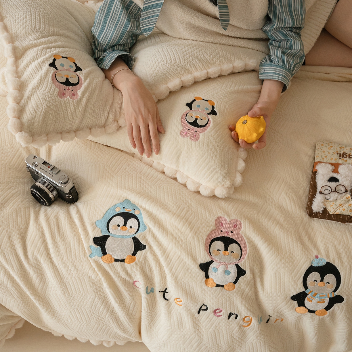 91家纺网 家纺一手货源 找家纺 圆岛家纺 2025新款针织肌理纹雕花立体牛奶绒刺绣四件套 雪地企鹅