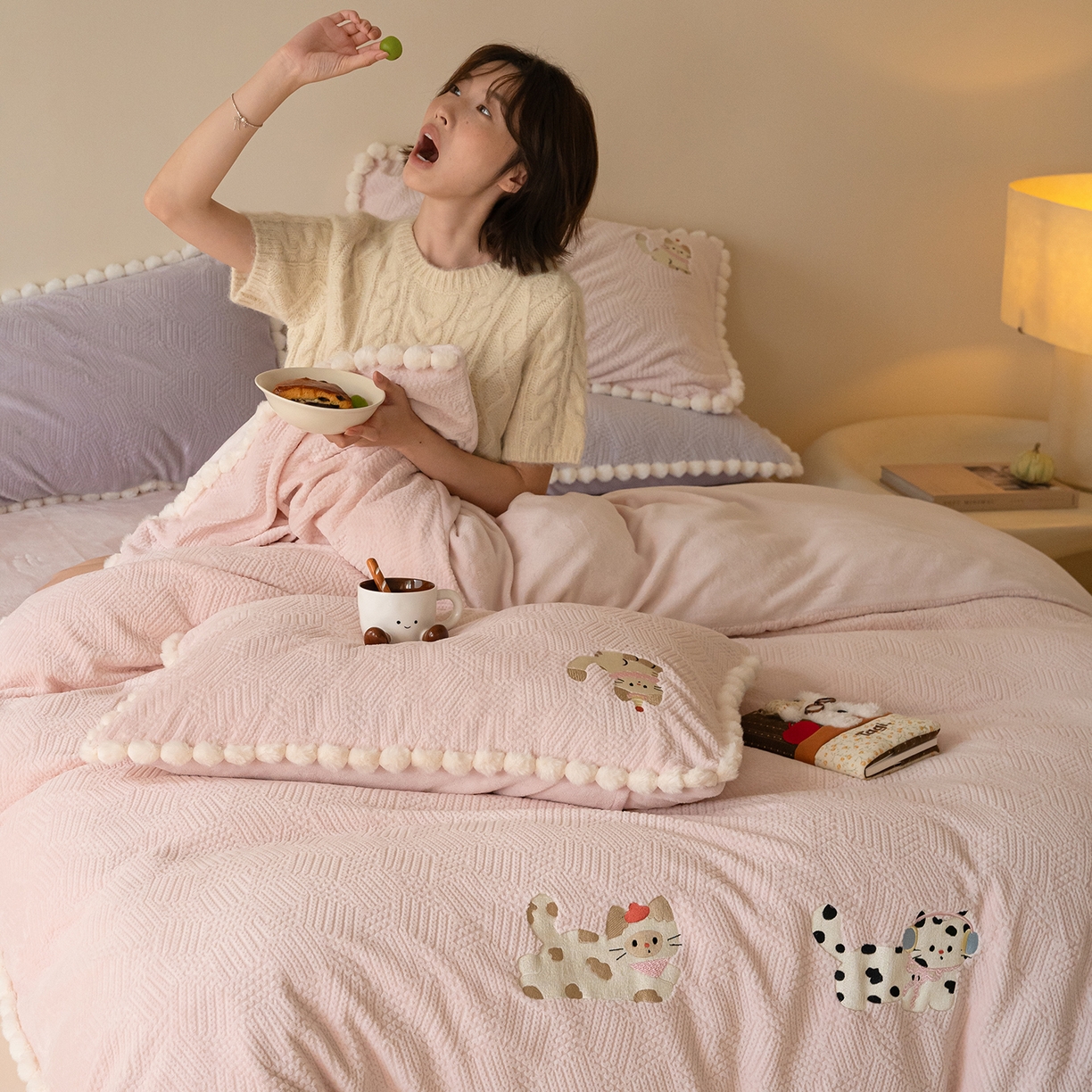 91家纺网 家纺一手货源 找家纺 圆岛家纺 2025新款针织肌理纹雕花立体牛奶绒刺绣四件套 小懒猫