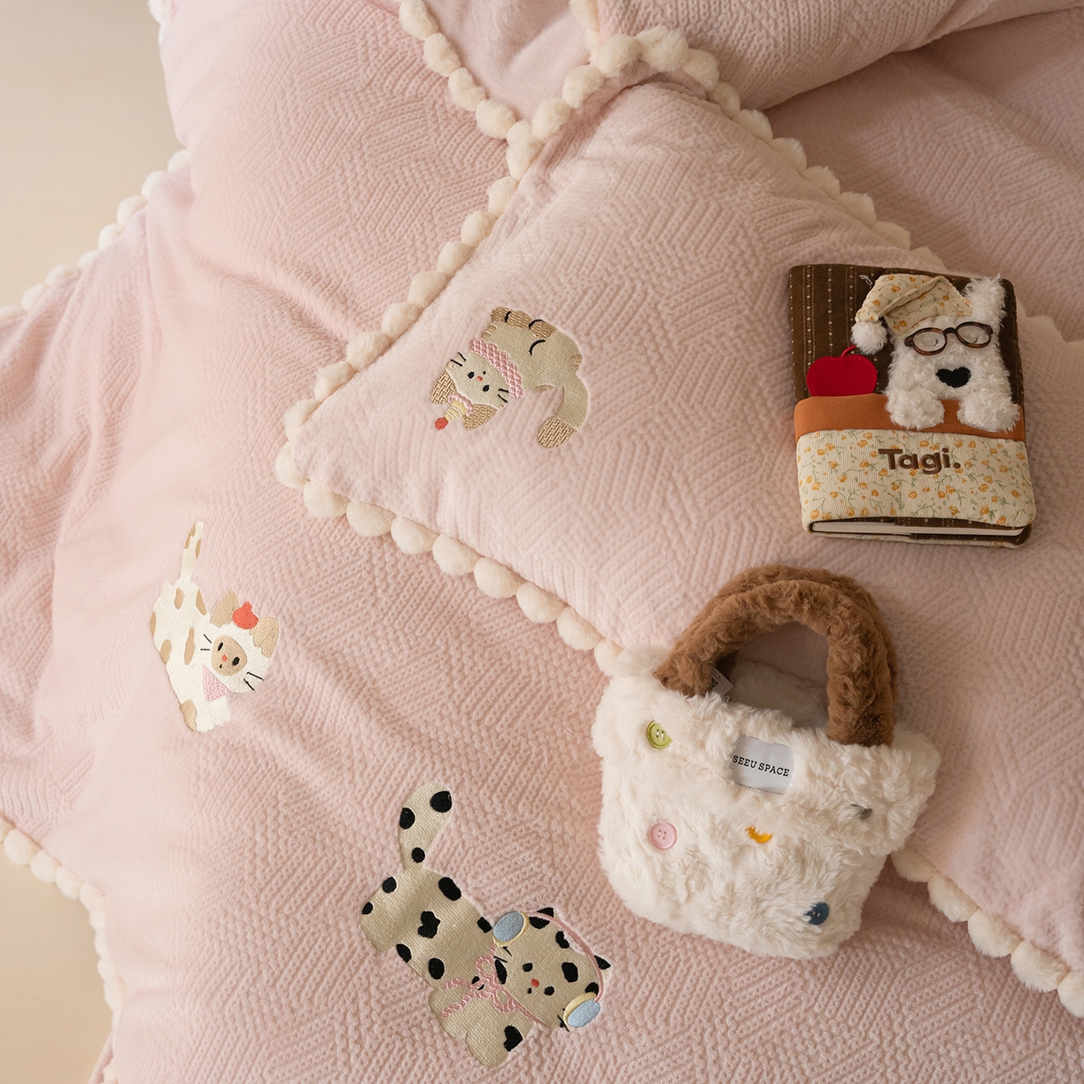 91家纺网 家纺一手货源 找家纺 圆岛家纺 2025新款针织肌理纹雕花立体牛奶绒刺绣四件套 小懒猫