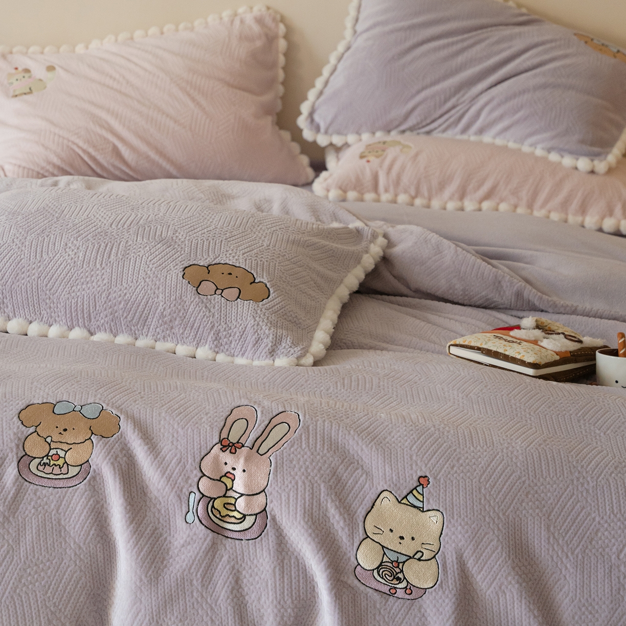 91家纺网 家纺一手货源 找家纺 圆岛家纺 2025新款针织肌理纹雕花立体牛奶绒刺绣四件套 甜品物语