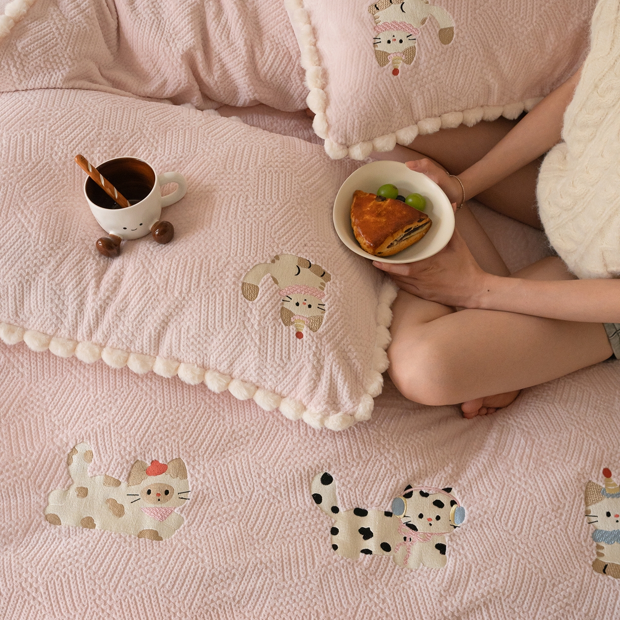 91家纺网 家纺一手货源 找家纺 圆岛家纺 2025新款针织肌理纹雕花立体牛奶绒刺绣四件套 小懒猫