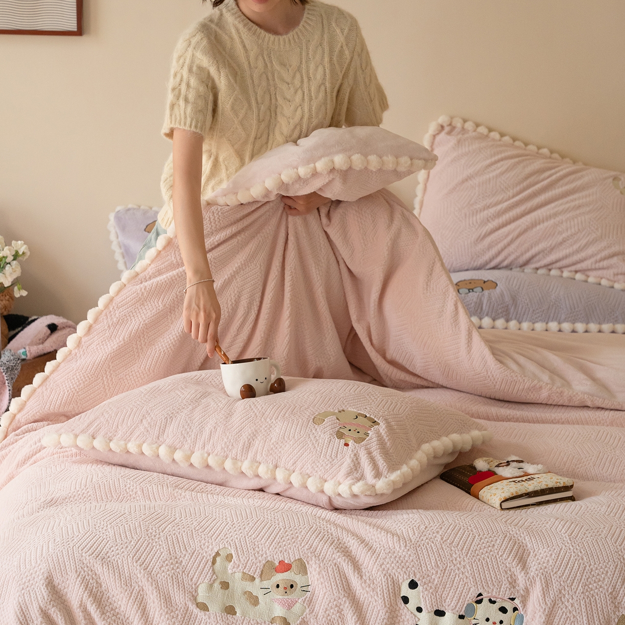 91家纺网 家纺一手货源 找家纺 圆岛家纺 2025新款针织肌理纹雕花立体牛奶绒刺绣四件套 小懒猫