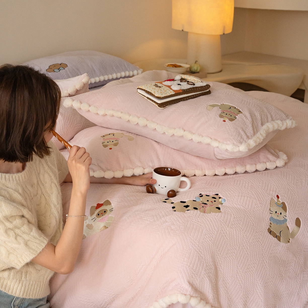 91家纺网 家纺一手货源 找家纺 圆岛家纺 2025新款针织肌理纹雕花立体牛奶绒刺绣四件套 小懒猫