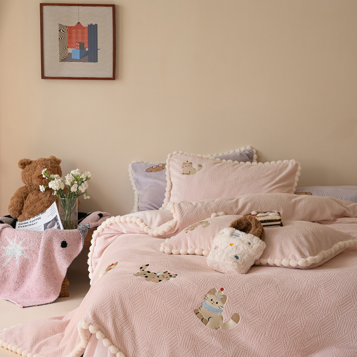 91家纺网 家纺一手货源 找家纺 圆岛家纺 2025新款针织肌理纹雕花立体牛奶绒刺绣四件套 小懒猫