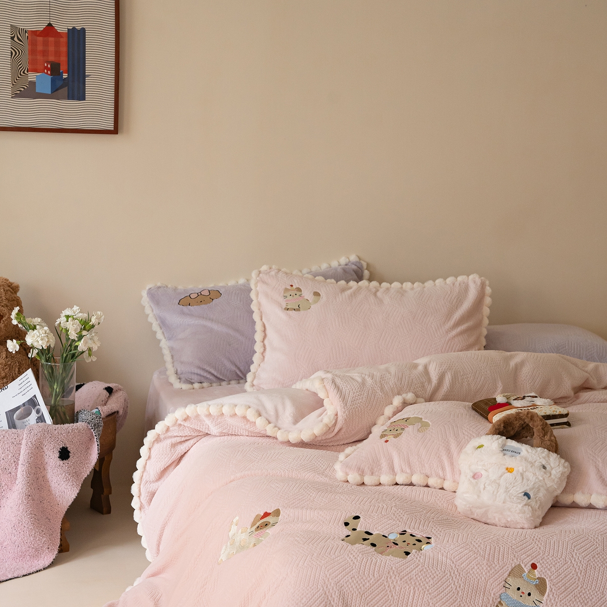 91家纺网 家纺一手货源 找家纺 圆岛家纺 2025新款针织肌理纹雕花立体牛奶绒刺绣四件套 小懒猫