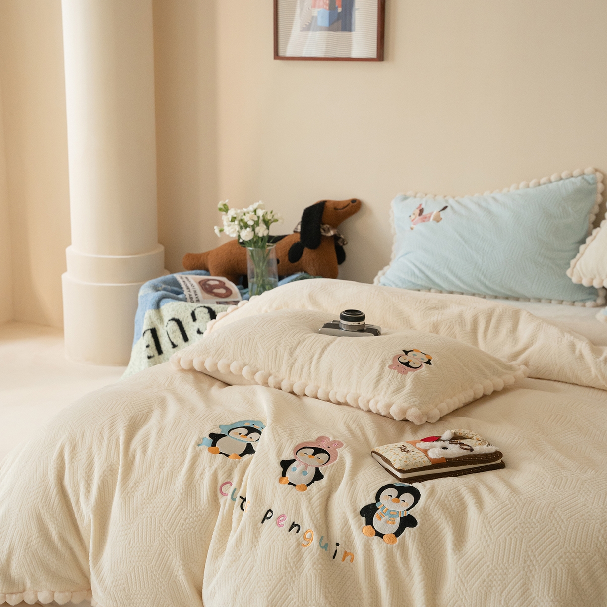 91家纺网 家纺一手货源 找家纺 圆岛家纺 2025新款针织肌理纹雕花立体牛奶绒刺绣四件套 雪地企鹅