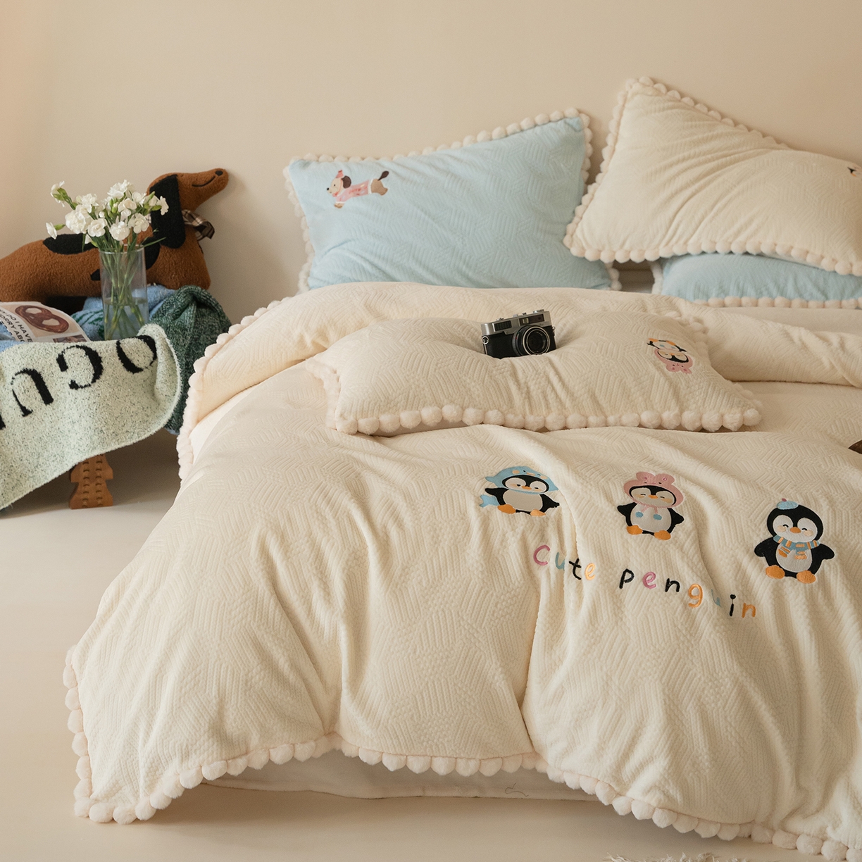 91家纺网 家纺一手货源 找家纺 圆岛家纺 2025新款针织肌理纹雕花立体牛奶绒刺绣四件套 雪地企鹅