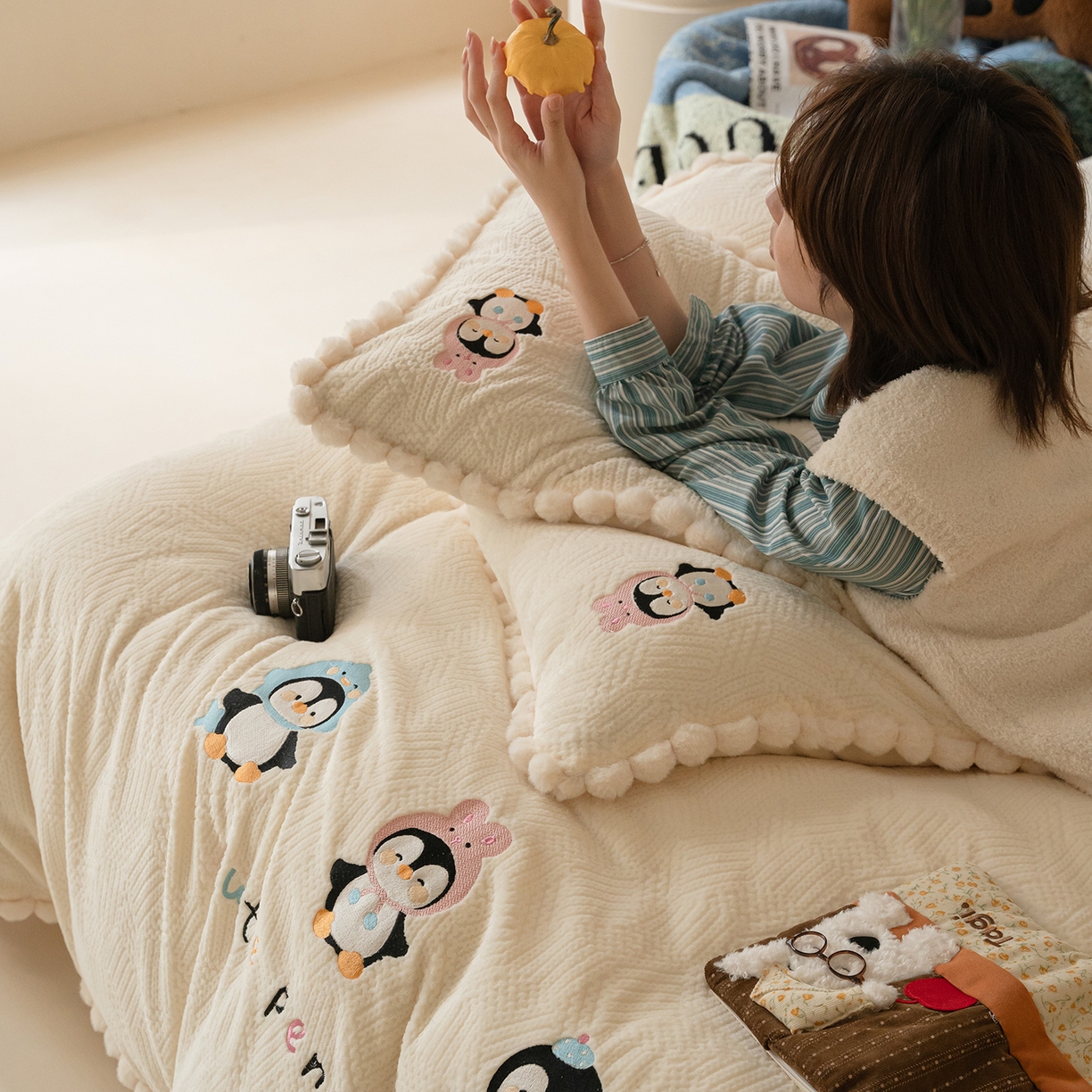 91家纺网 家纺一手货源 找家纺 圆岛家纺 2025新款针织肌理纹雕花立体牛奶绒刺绣四件套 雪地企鹅