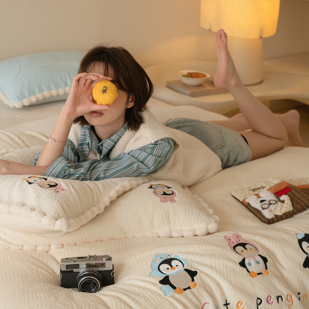 91家纺网 家纺一手货源 找家纺 圆岛家纺 2025新款针织肌理纹雕花立体牛奶绒刺绣四件套 雪地企鹅