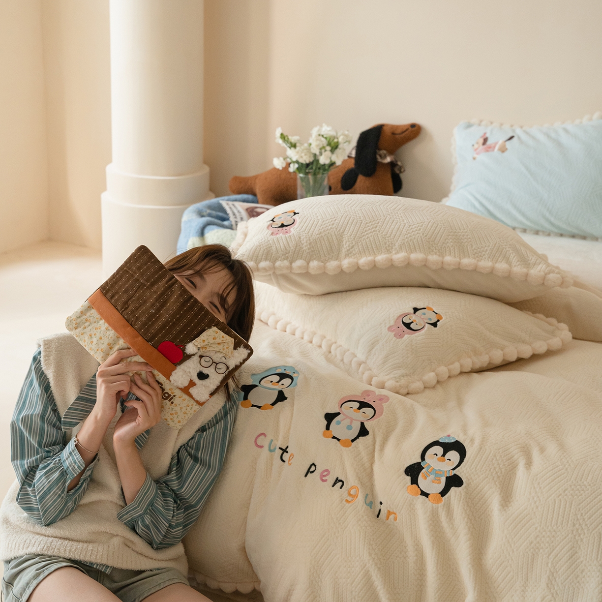 91家纺网 家纺一手货源 找家纺 圆岛家纺 2025新款针织肌理纹雕花立体牛奶绒刺绣四件套 雪地企鹅