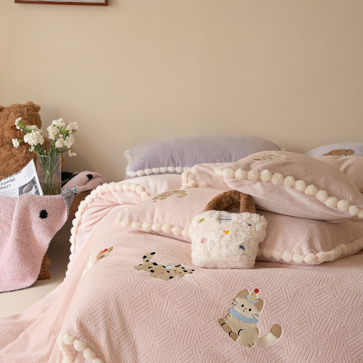 91家纺网 家纺一手货源 找家纺 圆岛家纺 2025新款针织肌理纹雕花立体牛奶绒刺绣四件套 小懒猫