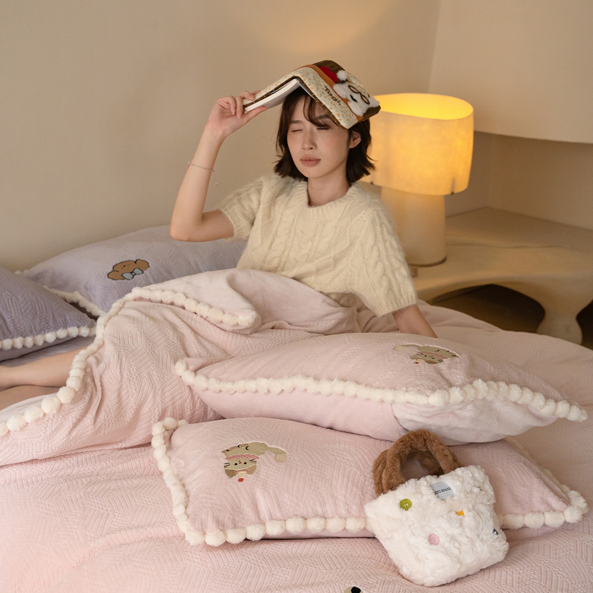 91家纺网 家纺一手货源 找家纺 圆岛家纺 2025新款针织肌理纹雕花立体牛奶绒刺绣四件套 小懒猫