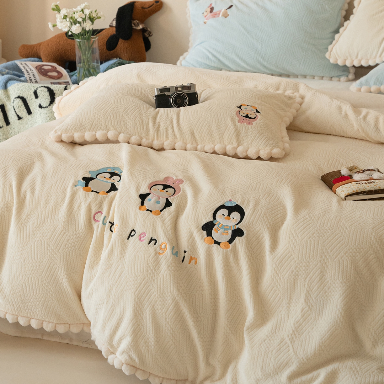 91家纺网 家纺一手货源 找家纺 圆岛家纺 2025新款针织肌理纹雕花立体牛奶绒刺绣四件套 雪地企鹅