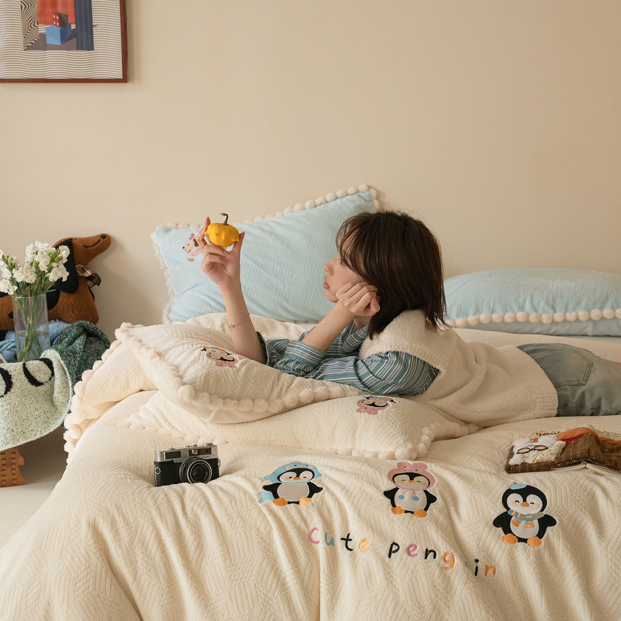 91家纺网 家纺一手货源 找家纺 圆岛家纺 2025新款针织肌理纹雕花立体牛奶绒刺绣四件套 雪地企鹅