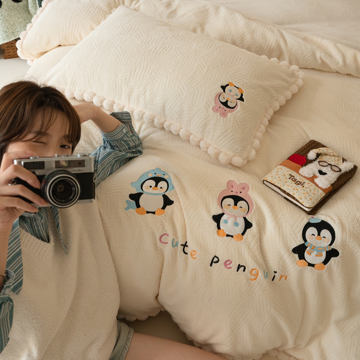 91家纺网 家纺一手货源 找家纺 圆岛家纺 2025新款针织肌理纹雕花立体牛奶绒刺绣四件套 雪地企鹅