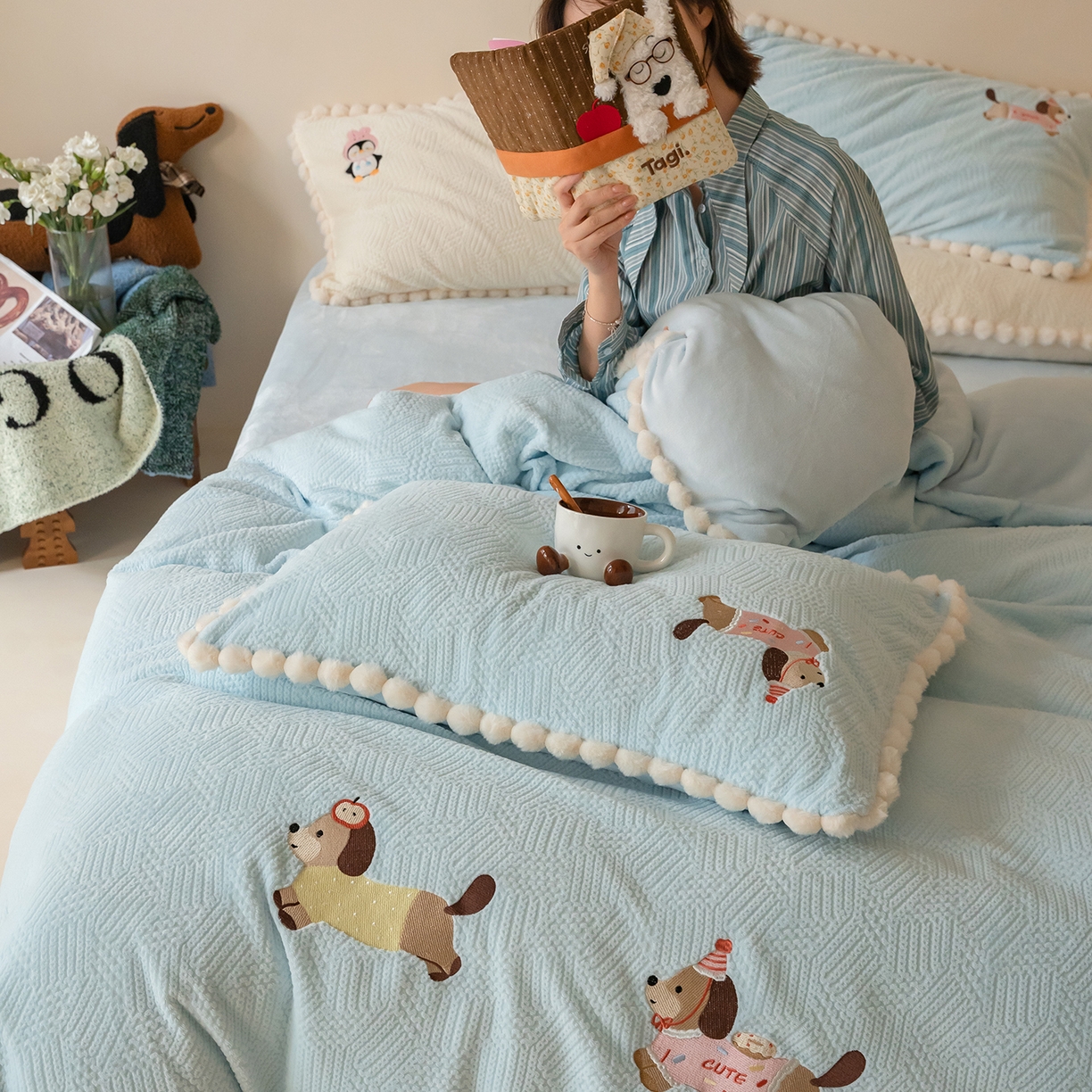 91家纺网 家纺一手货源 找家纺 （总）圆岛家纺 2025新款针织肌理纹雕花立体牛奶绒刺绣四件套