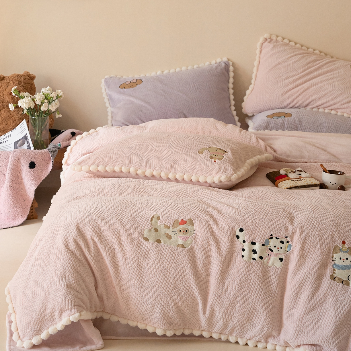 91家纺网 家纺一手货源 找家纺 圆岛家纺 2025新款针织肌理纹雕花立体牛奶绒刺绣四件套 小懒猫