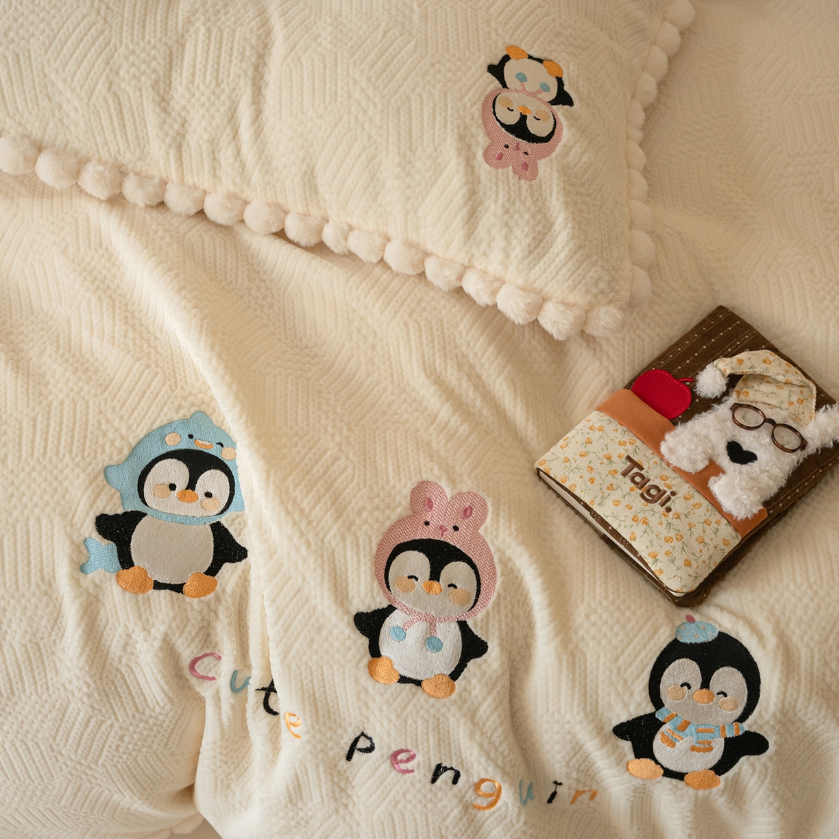 91家纺网 家纺一手货源 找家纺 圆岛家纺 2025新款针织肌理纹雕花立体牛奶绒刺绣四件套 雪地企鹅