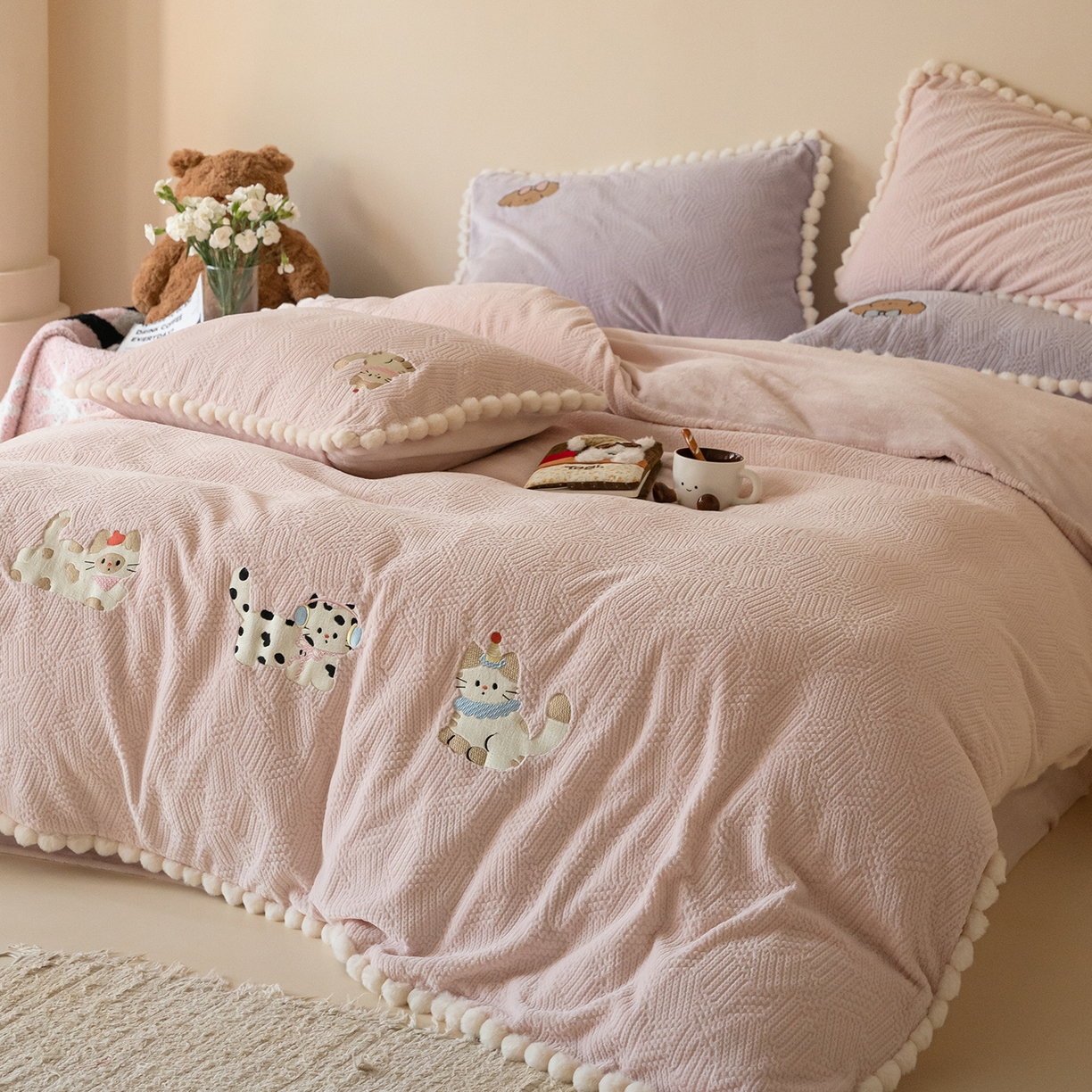 91家纺网 家纺一手货源 找家纺 圆岛家纺 2025新款针织肌理纹雕花立体牛奶绒刺绣四件套 小懒猫