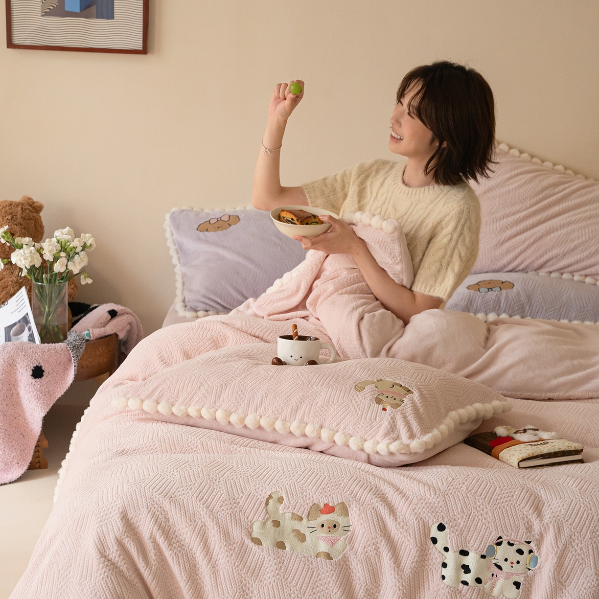 91家纺网 家纺一手货源 找家纺 圆岛家纺 2025新款针织肌理纹雕花立体牛奶绒刺绣四件套 小懒猫