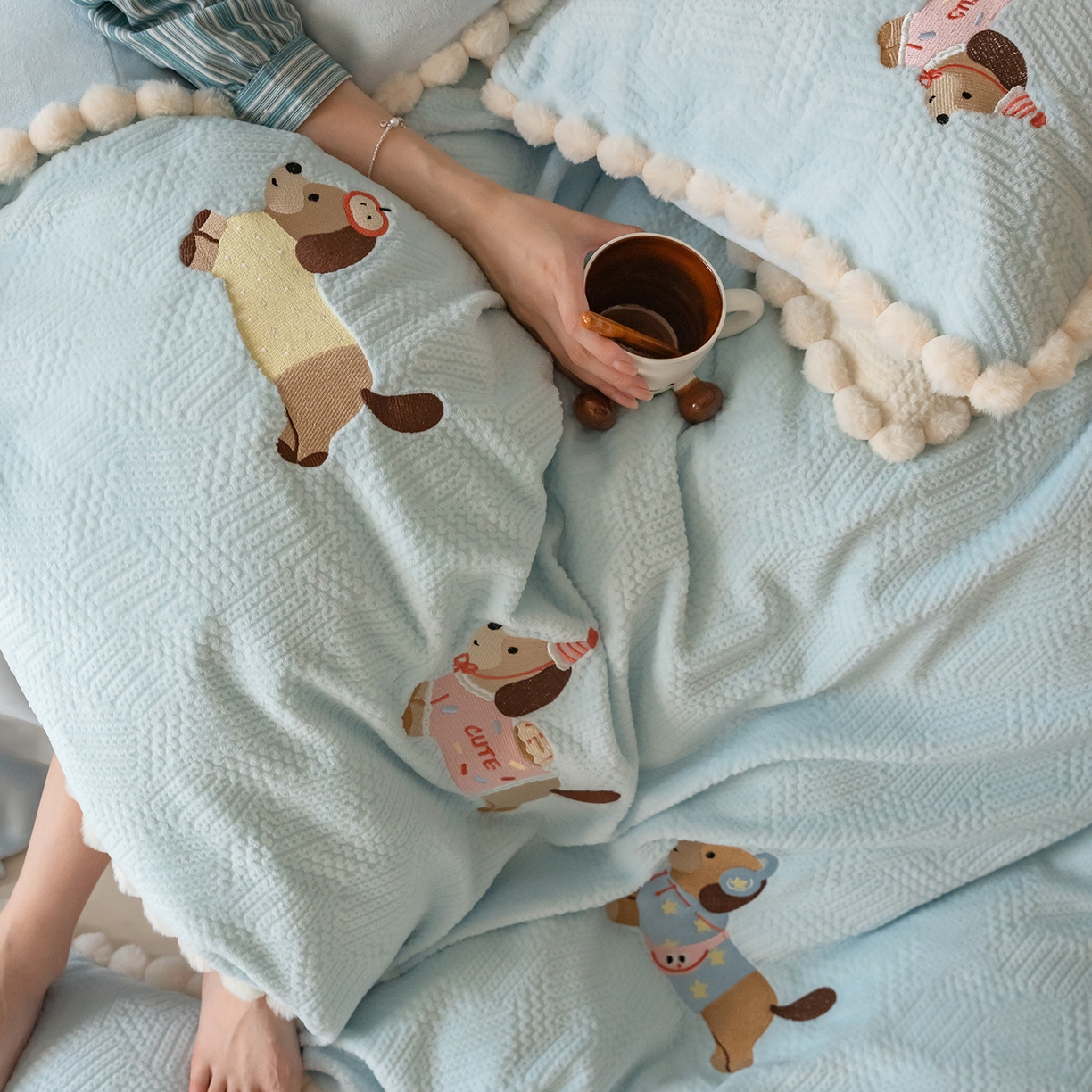 91家纺网 家纺一手货源 找家纺 （总）圆岛家纺 2025新款针织肌理纹雕花立体牛奶绒刺绣四件套