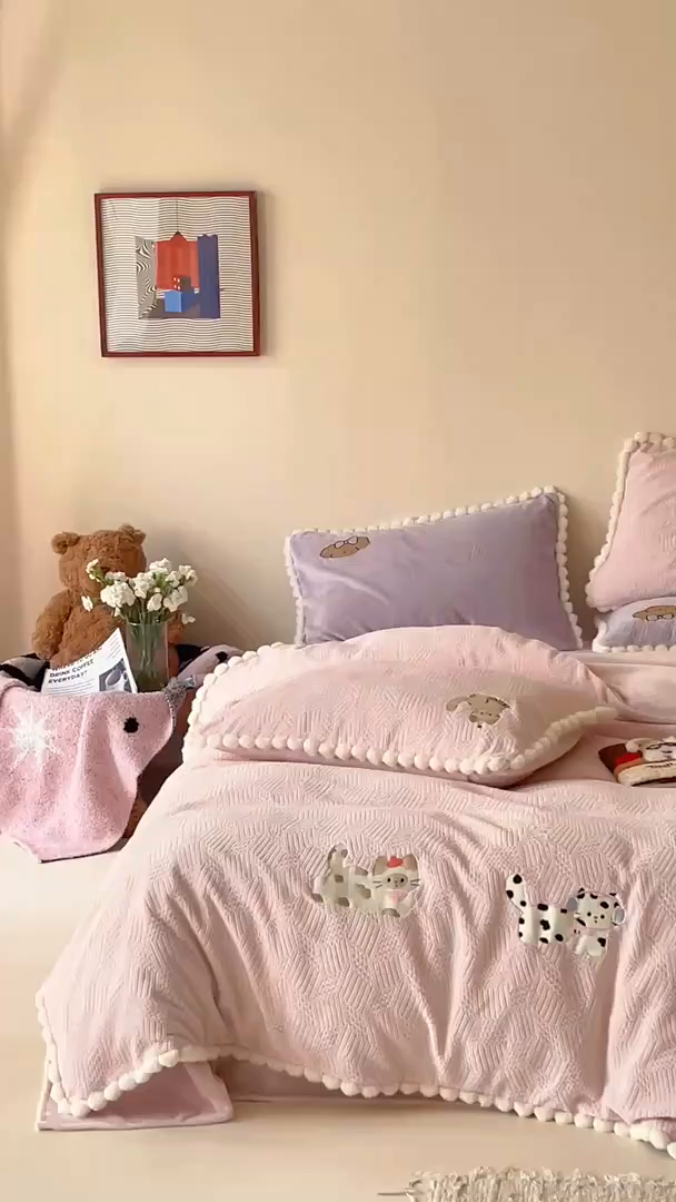 91家纺网 家纺一手货源 找家纺 圆岛家纺 2025新款针织肌理纹雕花立体牛奶绒刺绣四件套 小懒猫