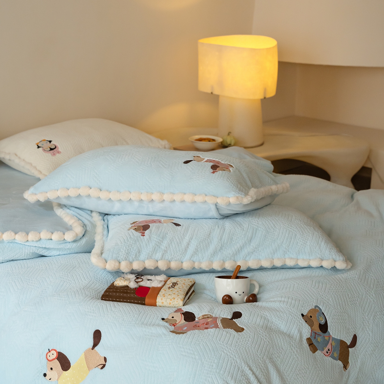 91家纺网 家纺一手货源 找家纺 圆岛家纺 2025新款针织肌理纹雕花立体牛奶绒刺绣四件套 腊肠小队