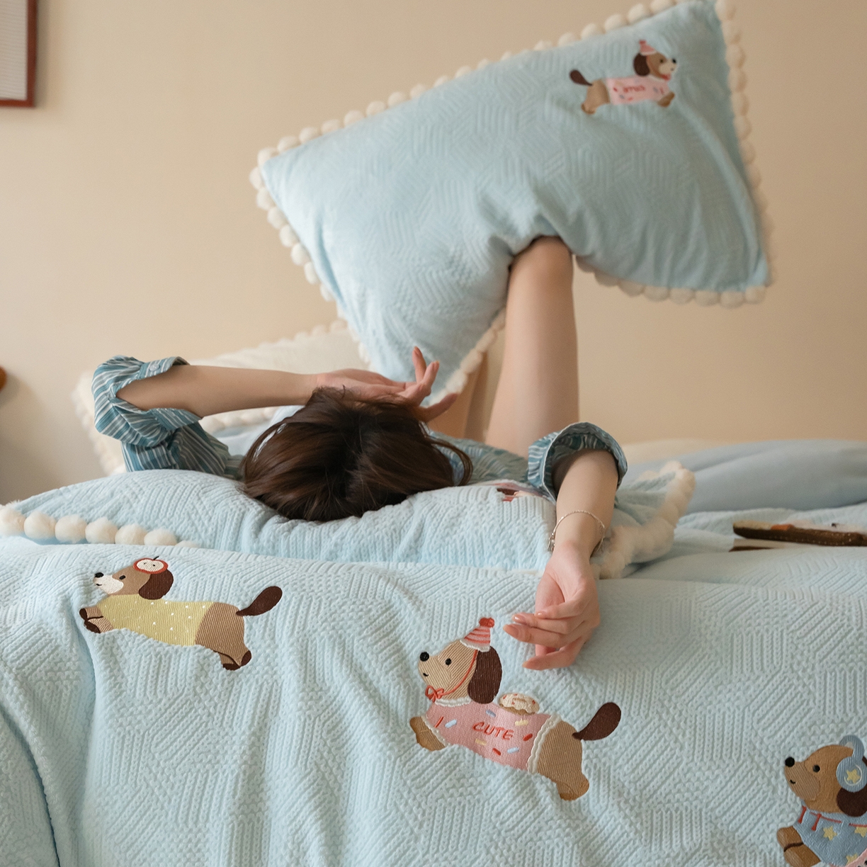 91家纺网 家纺一手货源 找家纺 圆岛家纺 2025新款针织肌理纹雕花立体牛奶绒刺绣四件套 腊肠小队