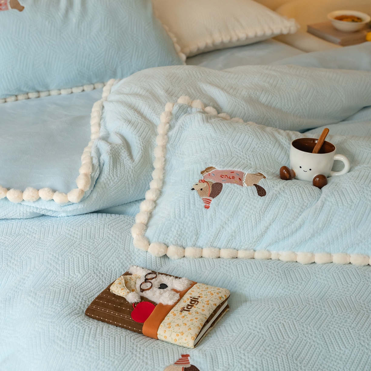 91家纺网 家纺一手货源 找家纺 圆岛家纺 2025新款针织肌理纹雕花立体牛奶绒刺绣四件套 腊肠小队