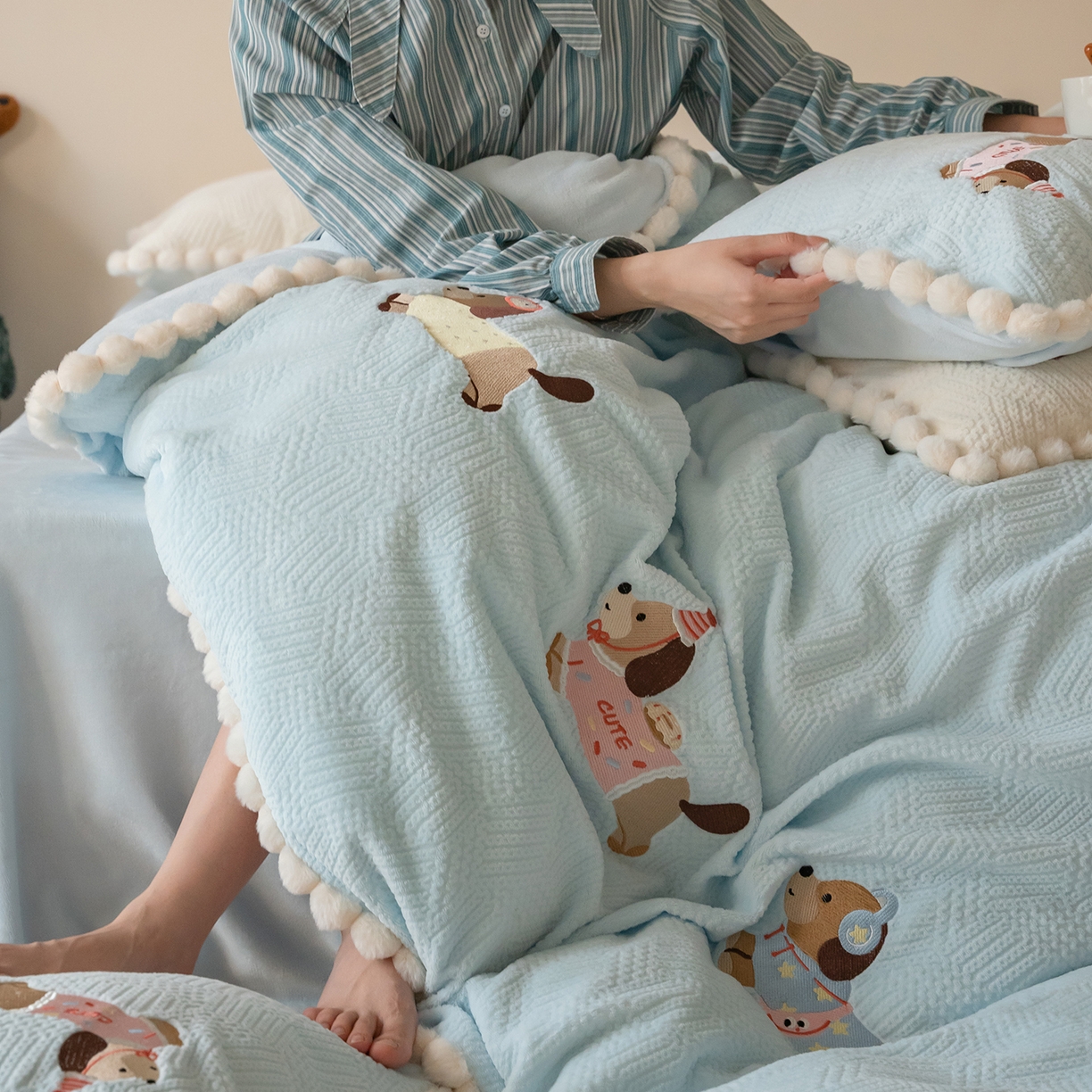 91家纺网 家纺一手货源 找家纺 圆岛家纺 2025新款针织肌理纹雕花立体牛奶绒刺绣四件套 腊肠小队