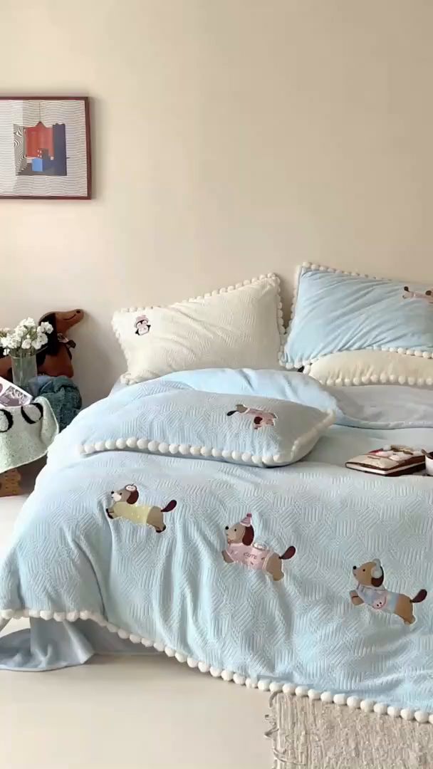 91家纺网 家纺一手货源 找家纺 圆岛家纺 2025新款针织肌理纹雕花立体牛奶绒刺绣四件套 腊肠小队