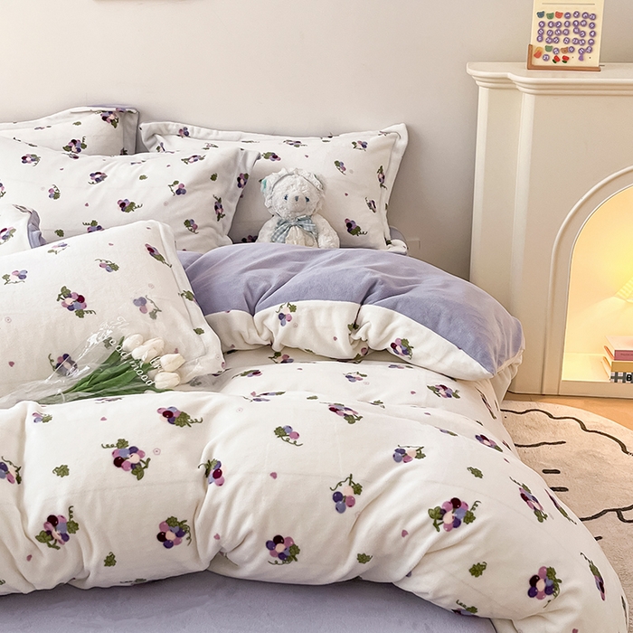 91家纺网 家纺一手货源 找家纺 瑞莱 2025新款A类200克高克重秋冬印花牛奶绒四件套-卡通系列奶油葡萄