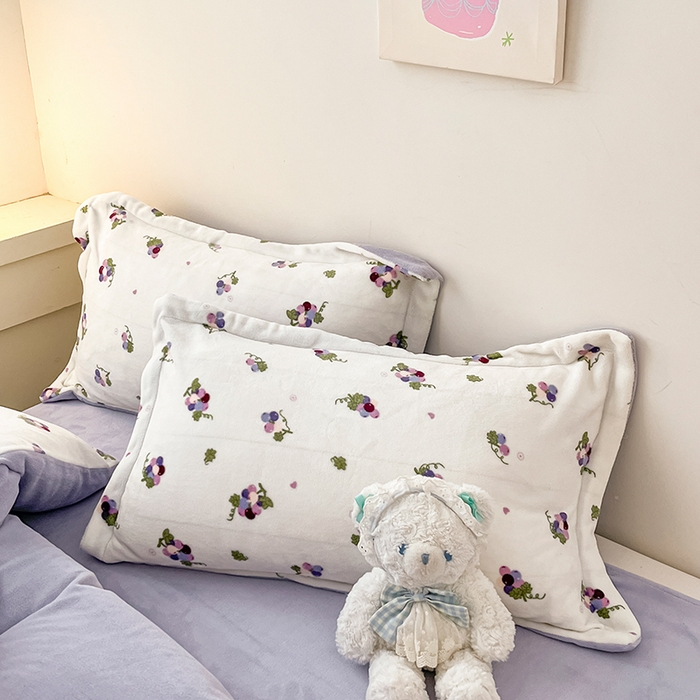 91家纺网 家纺一手货源 找家纺 瑞莱 2025新款A类200克高克重秋冬印花牛奶绒四件套-卡通系列奶油葡萄