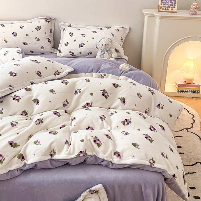 91家纺网 家纺一手货源 找家纺 瑞莱 2025新款A类200克高克重秋冬印花牛奶绒四件套-卡通系列奶油葡萄