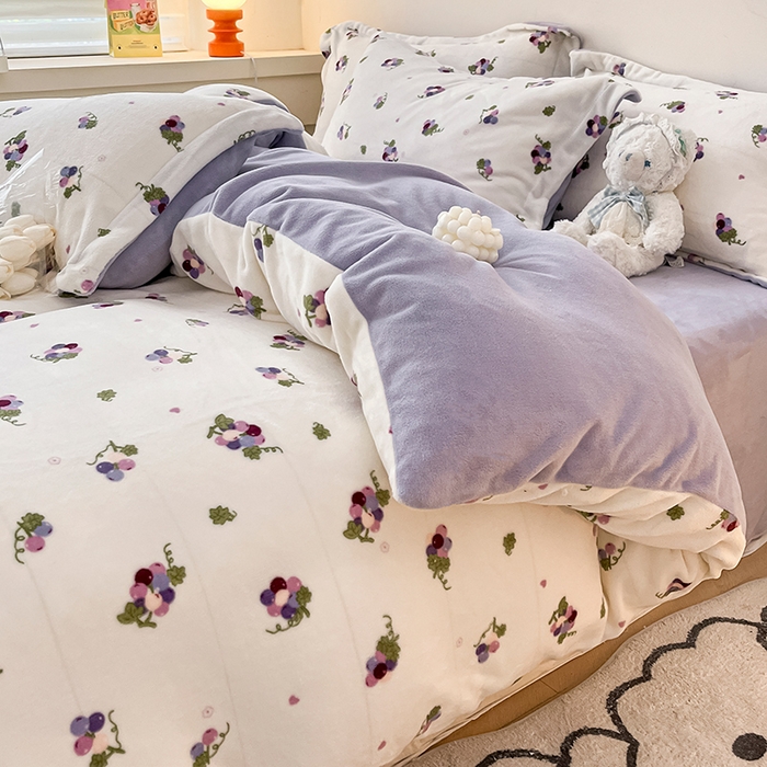 91家纺网 家纺一手货源 找家纺 瑞莱 2025新款A类200克高克重秋冬印花牛奶绒四件套-卡通系列奶油葡萄