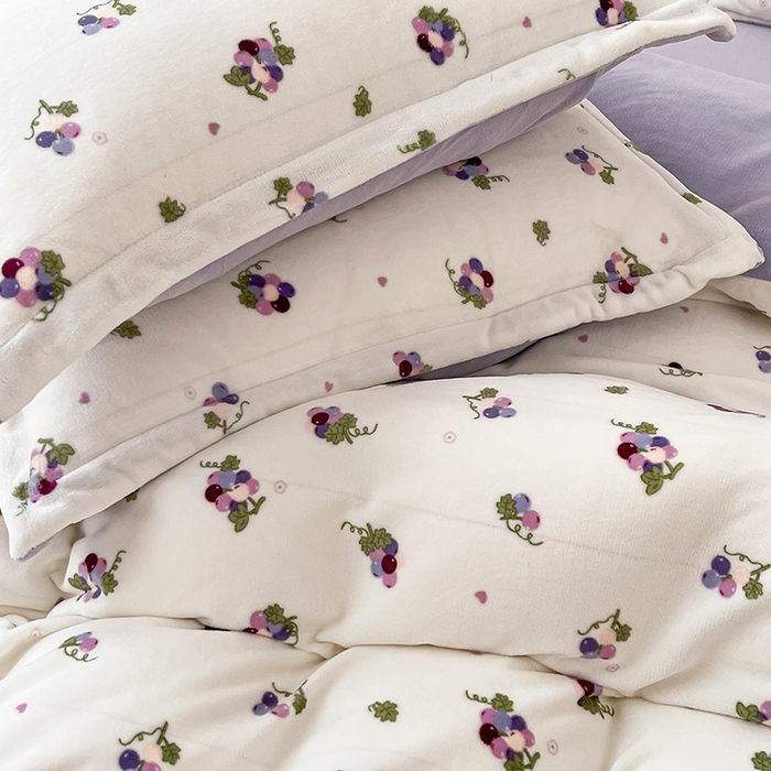 91家纺网 家纺一手货源 找家纺 瑞莱 2025新款A类200克高克重秋冬印花牛奶绒四件套-卡通系列奶油葡萄