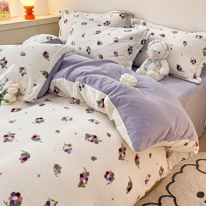 91家纺网 家纺一手货源 找家纺 瑞莱 2025新款A类200克高克重秋冬印花牛奶绒四件套-卡通系列奶油葡萄