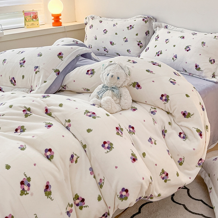 91家纺网 家纺一手货源 找家纺 瑞莱 2025新款A类200克高克重秋冬印花牛奶绒四件套-卡通系列奶油葡萄