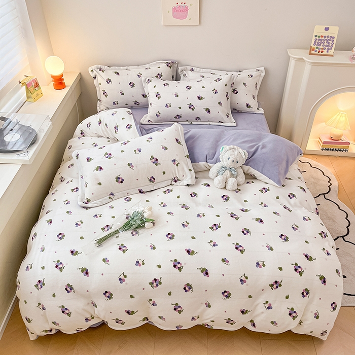 91家纺网 家纺一手货源 找家纺 瑞莱 2025新款A类200克高克重秋冬印花牛奶绒四件套-卡通系列奶油葡萄