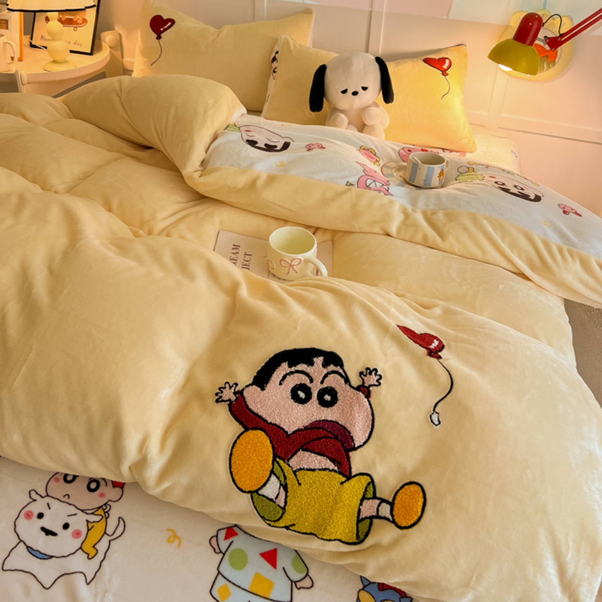 91家纺网 家纺一手货源 找家纺 子钦家纺 2025新款热款牛奶绒蜡笔小新系列四件套 新款调皮的小新同学奶油黄