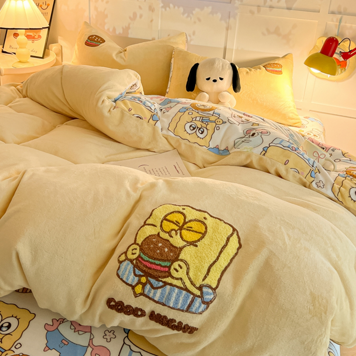 91家纺网 家纺一手货源 找家纺 子钦家纺 2025新款热款牛奶绒蜡笔小新系列四件套 吃着汉堡的海绵宝宝
