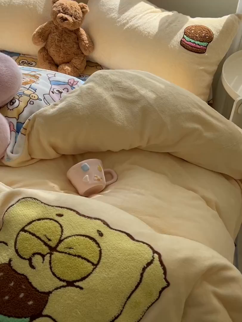 91家纺网 家纺一手货源 找家纺 子钦家纺 2025新款热款牛奶绒蜡笔小新系列四件套 吃着汉堡的海绵宝宝