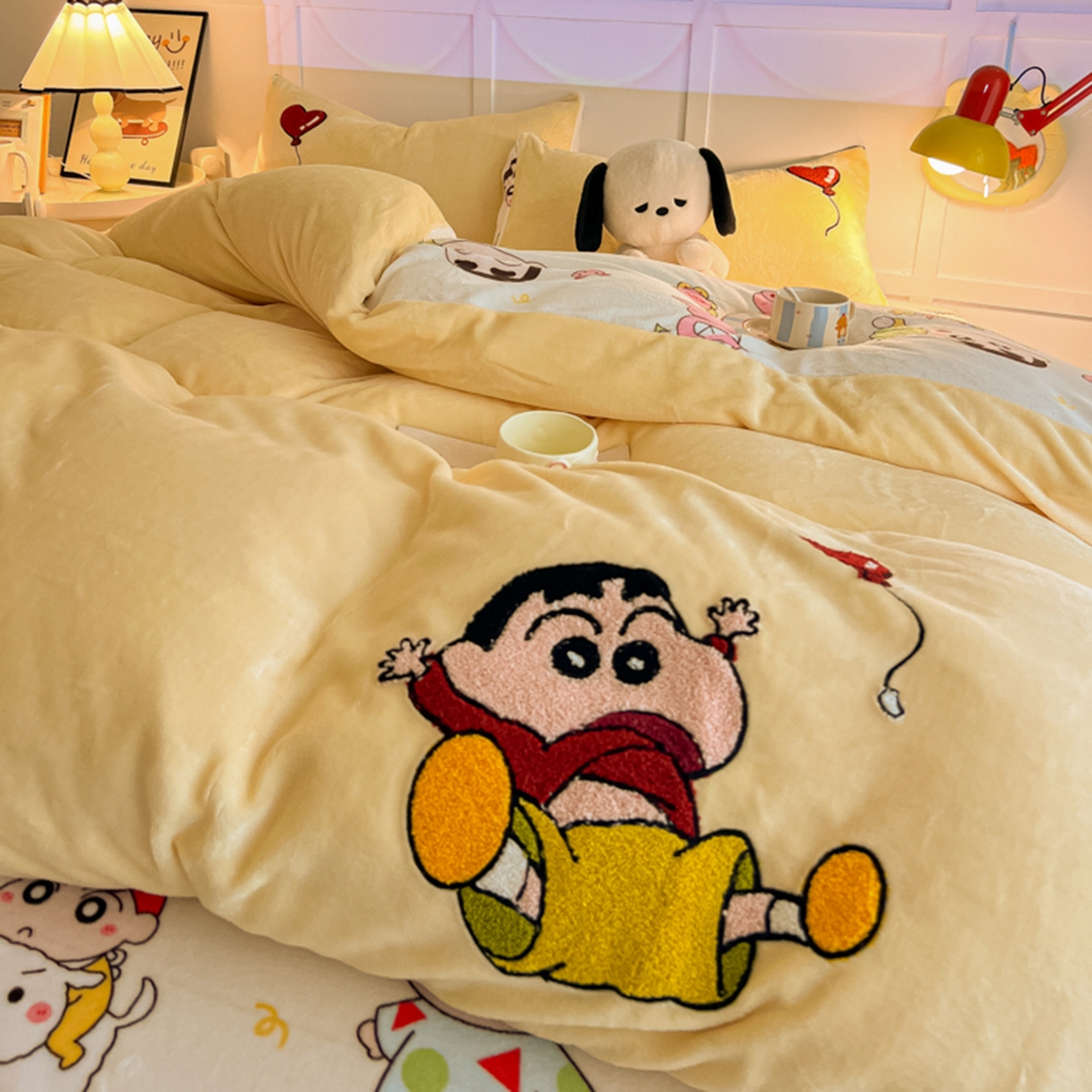91家纺网 家纺一手货源 找家纺 子钦家纺 2025新款热款牛奶绒蜡笔小新系列四件套 新款调皮的小新同学奶油黄