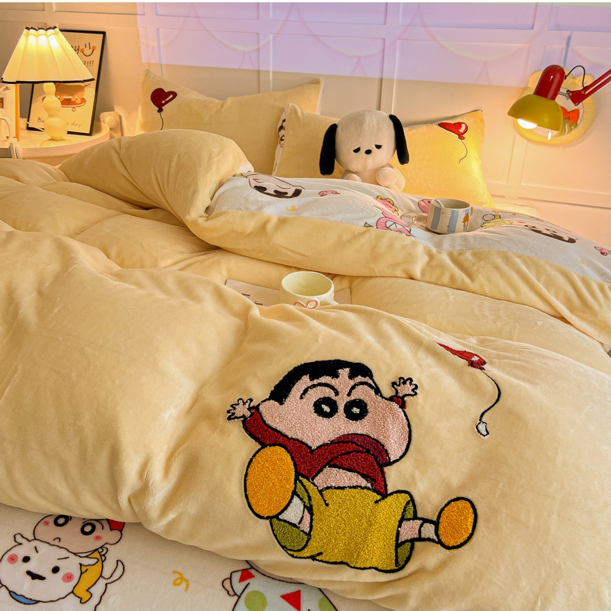 91家纺网 家纺一手货源 找家纺 子钦家纺 2025新款热款牛奶绒蜡笔小新系列四件套 新款调皮的小新同学奶油黄