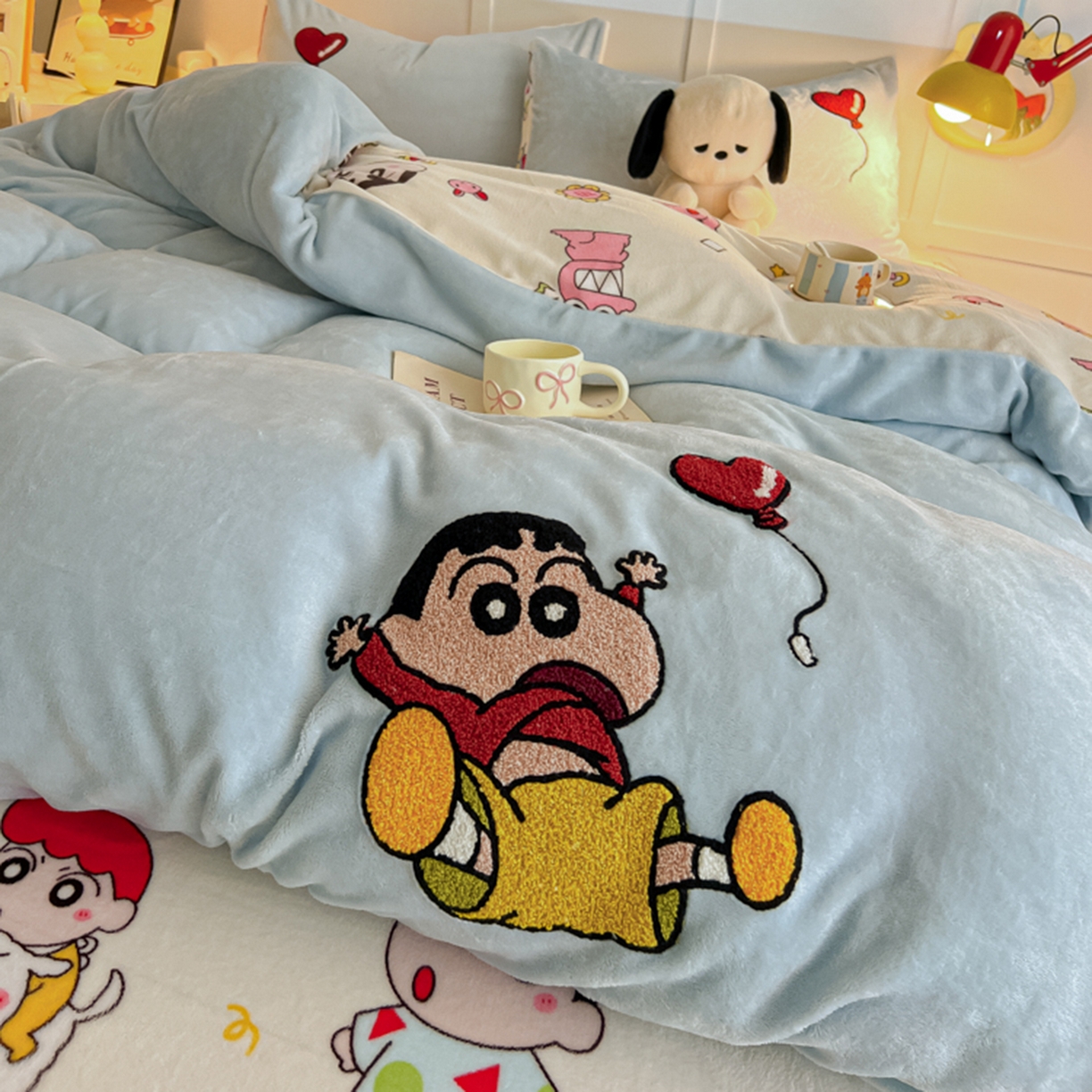 91家纺网 家纺一手货源 找家纺 子钦家纺 2025新款热款牛奶绒蜡笔小新系列四件套 新款调皮的小新同学天蓝